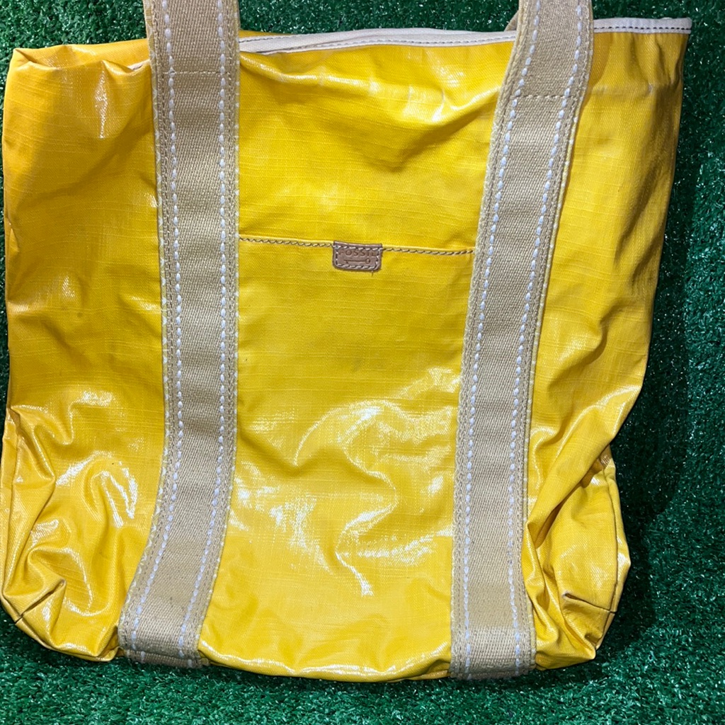 Fossil Bag Large Key-Per In Yellow With Magnetic Closure